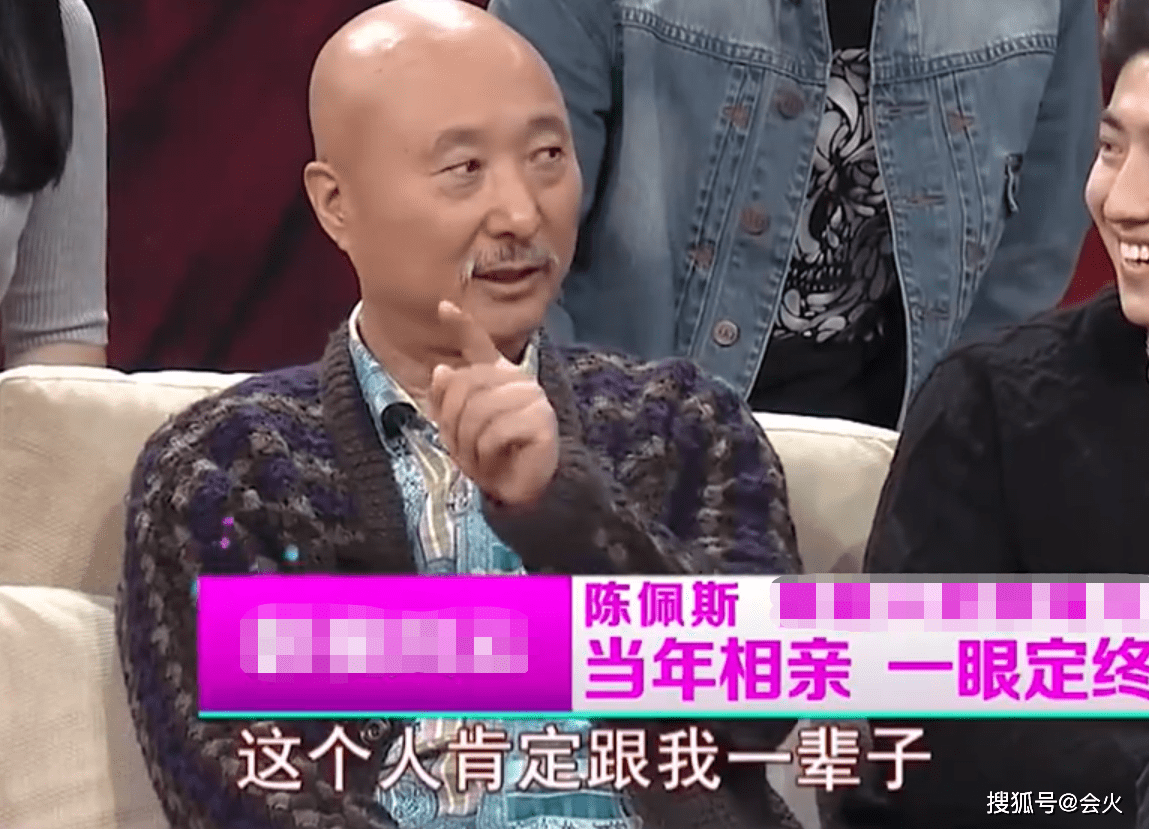 陈佩斯坐石凳上哼歌,老婆不在家高兴到拍桌子