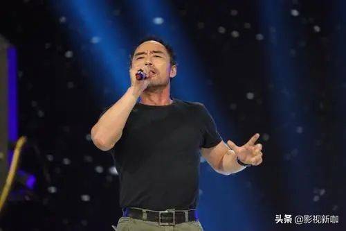 旭日阳刚街头开唱，1把吉他2个音响，成名后，他俩经历了什么_搜狐网