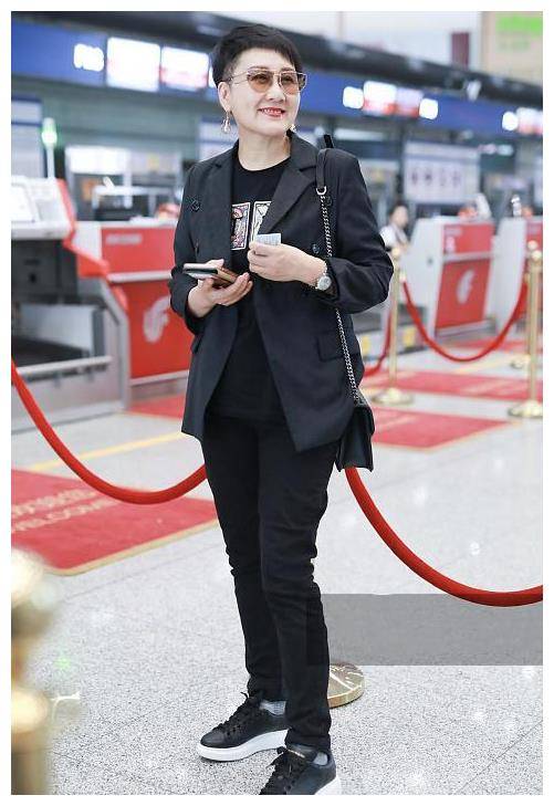 原创张凯丽人老心不老全黑造型配墨镜从容自信涂大红唇气场满分