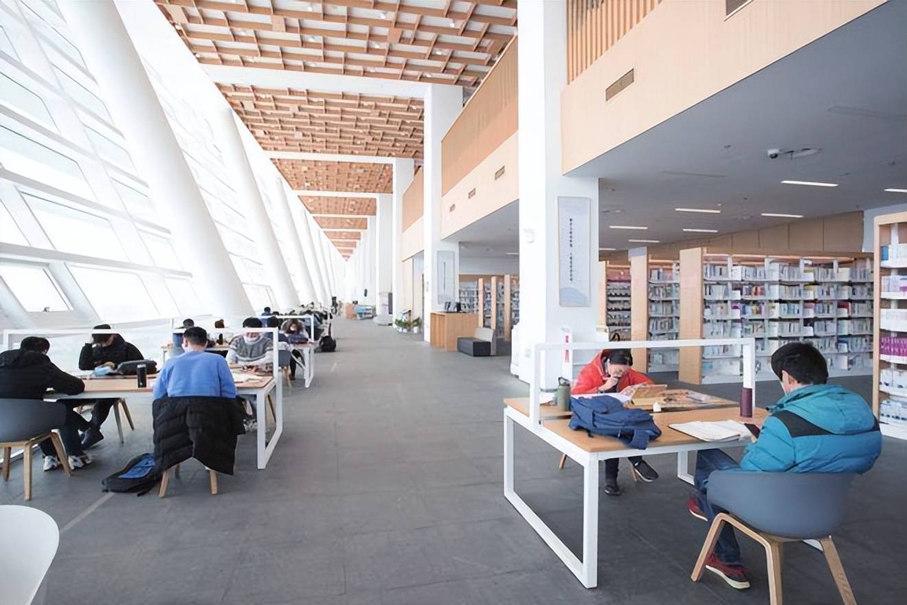 陈一还特别提到,苏州大学每年平均有25万余人次走进图书馆,沉醉书香的