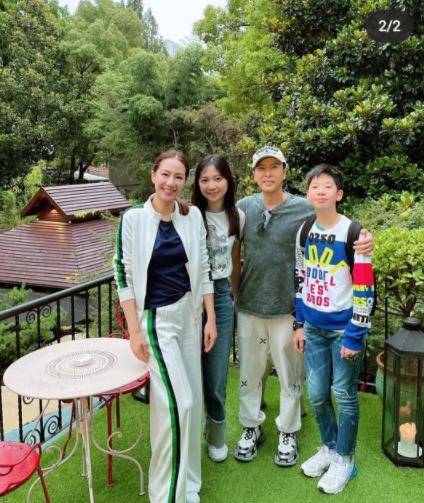 另一张照片是他们一家四口的全家福,甄子丹搂着一双儿女的肩膀,画面