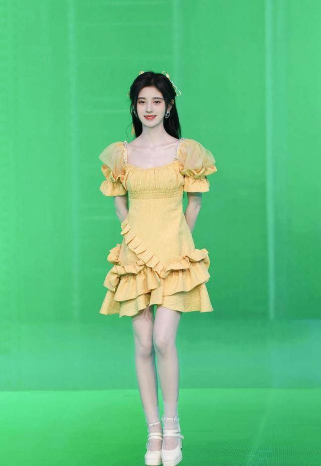 原创鞠婧祎肤色这么白穿姜黄色法式裙配玛丽珍带来一种恋爱甜美范