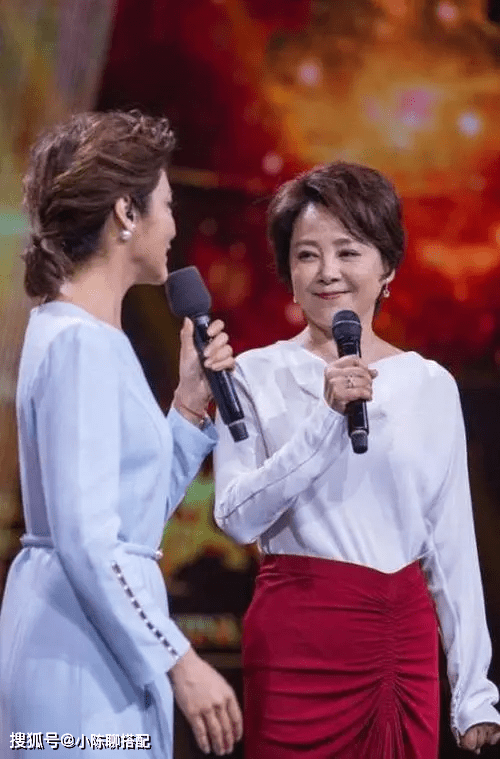 上影“厂花”张瑜,65岁穿着简约大方,到老也优雅