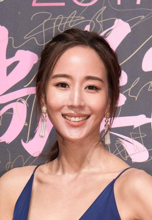 原创张钧甯才是高级美穿蓝色吊带长裙优雅别致拼接领口更是迷人