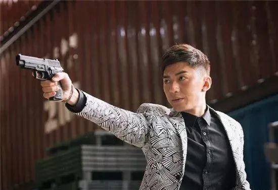虽然这几年tvb发展每况俱下,但袁伟豪作为2007年香港先生的总冠军