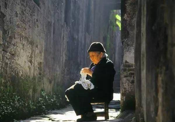 跨越生死的馈赠，老妈梦遇已故爷爷，言及遗留之财的深意