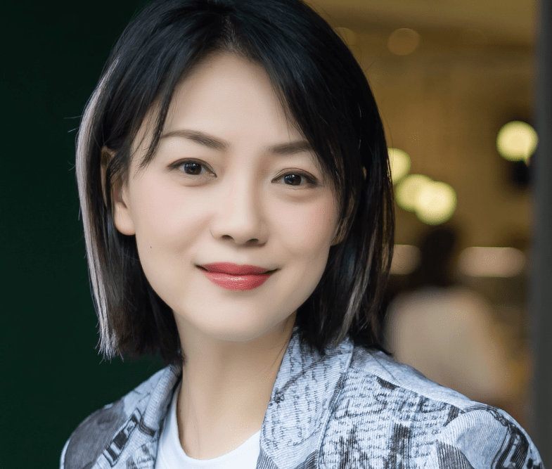 不满24岁的年轻演员,后来她嫁给了与她同为广东话剧团的配音演员张琳