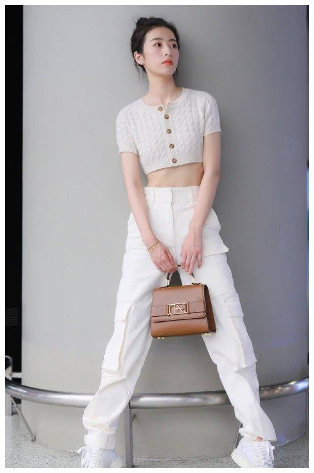 原创周雨彤腰有20cm宽吗5岁儿童的毛衣都能穿上羡慕skr人