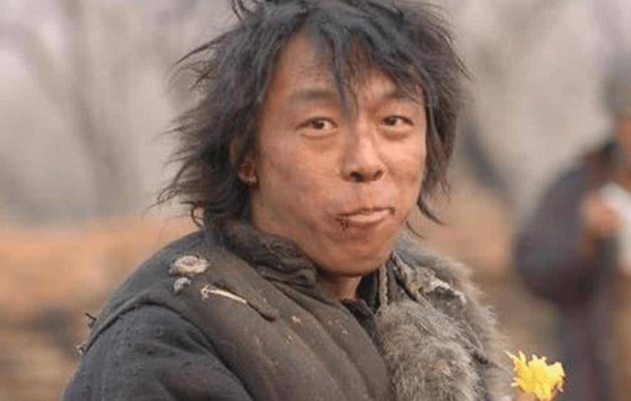 同是演乞丐:刘德华睡大街,周星驰用手抓饭,杨颖却是来搞笑的!