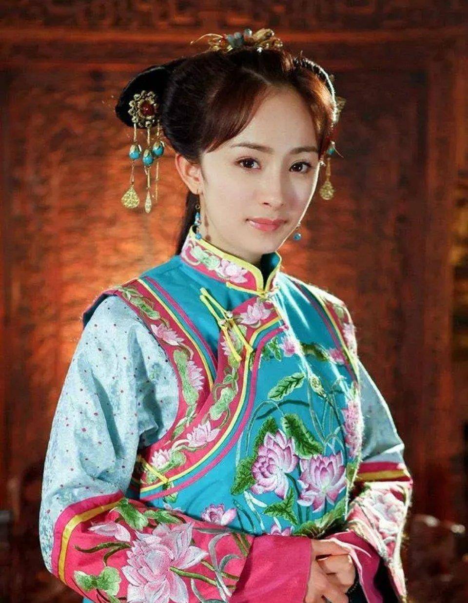 杨幂《遇见天坛》演令妃,时隔八年再扮清宫造型,未修照脸却僵成这样