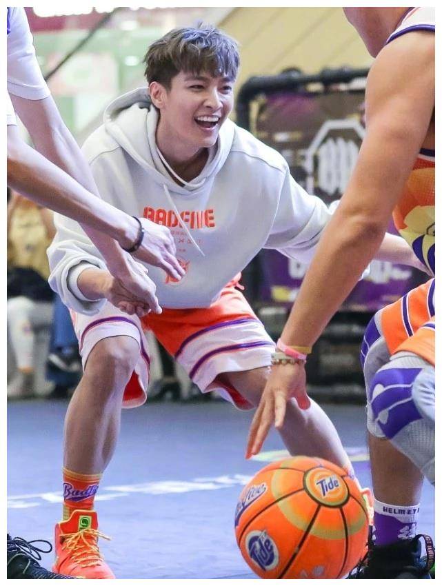 运动裤别配aj了,试试炎亚纶这款李宁"橙子鞋",帅气又个性!