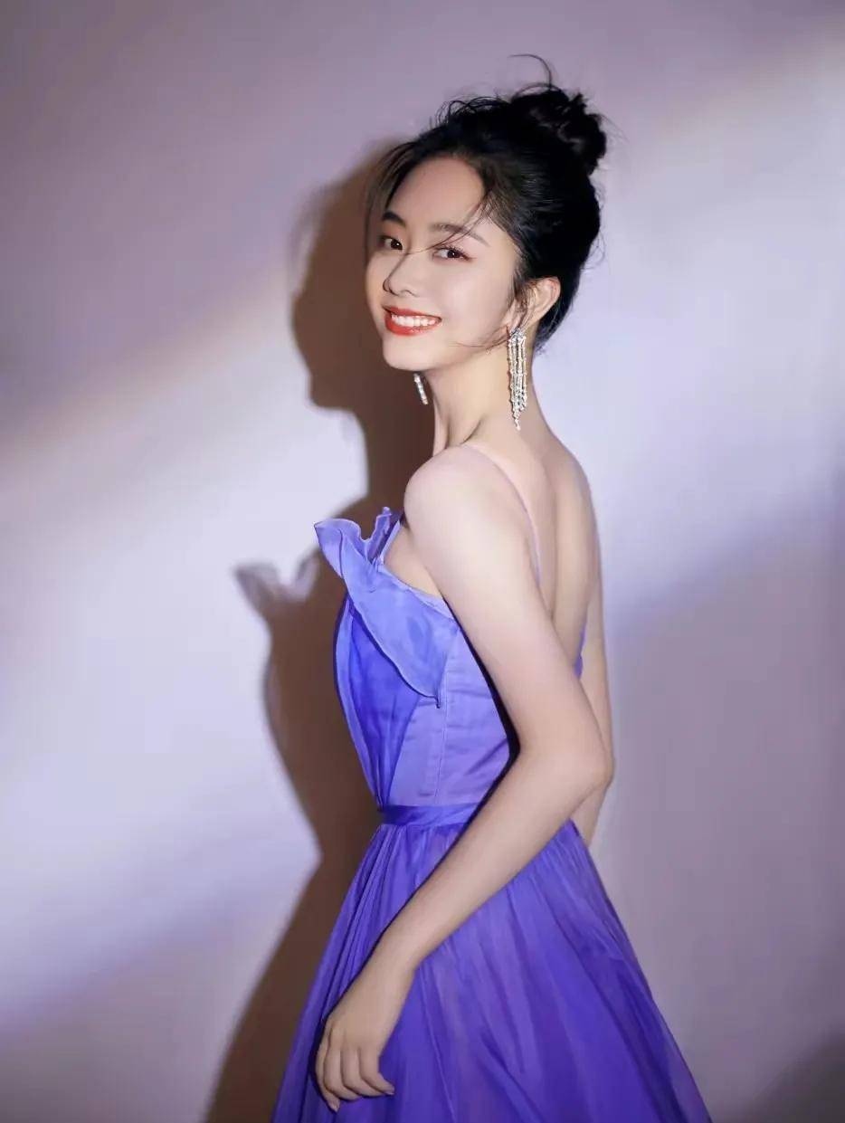 这位女明星穿着一件紫色的连衣裙,优雅,珍珠般,美丽无比_晓彤_气质