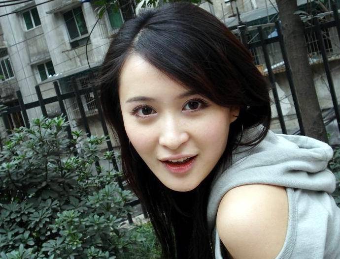 相信很多伙伴都看过她演的电视,如东北往事之黑道风云20年饰演的毛琴