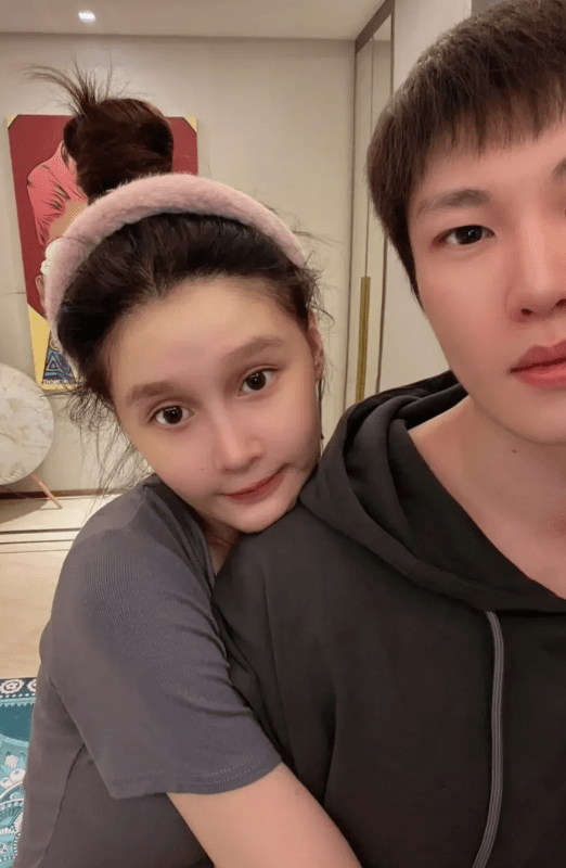 看得出来,球球的男朋友非常舍得给她花钱,当然了,此举也有献殷勤之嫌