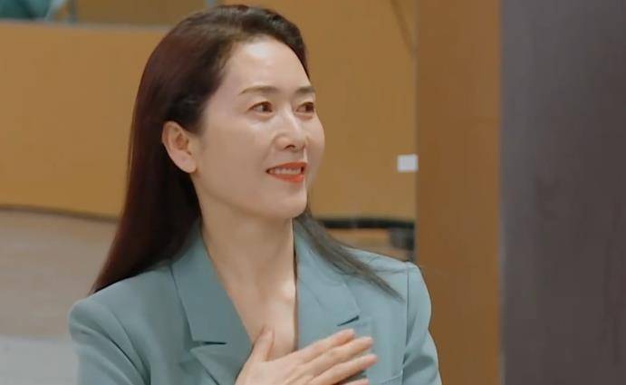 刘芸妈妈气质太好穿红色挂脖裙美过女儿30年这个竟然没有变