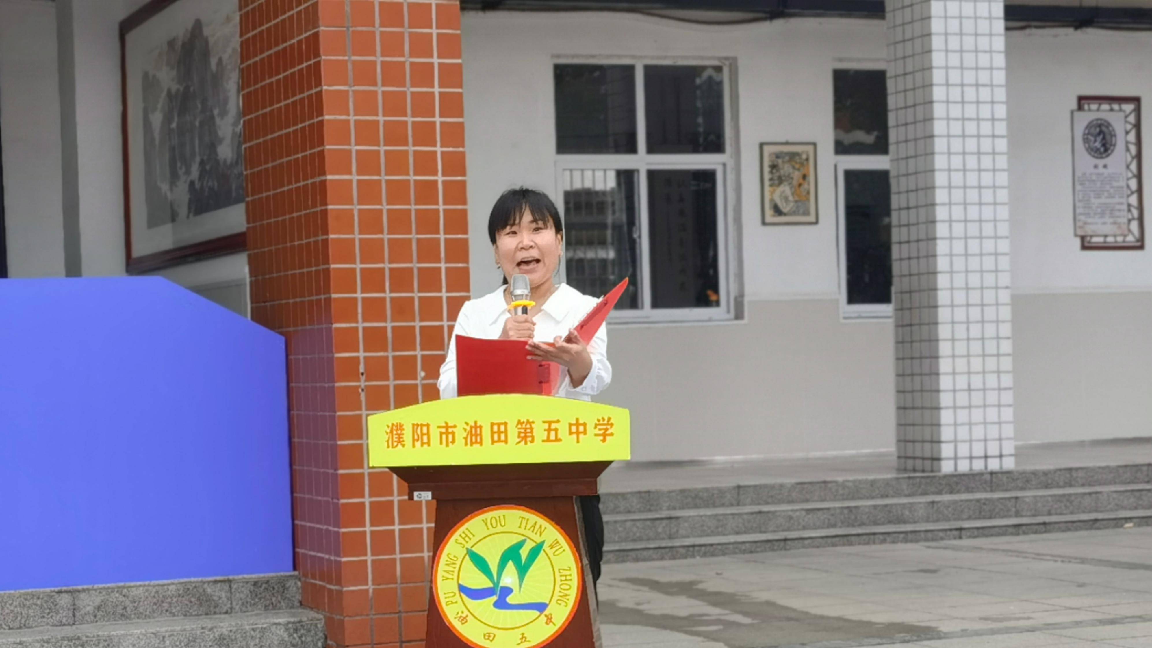 在热烈的掌声中,市油田五中校长,党总支书记任文明发表讲话,寄语毕业