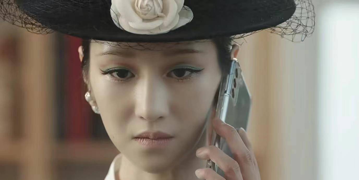 对《安娜》,《夏娃》只有当女主人戴着它时,她才能知道一个真正的名人