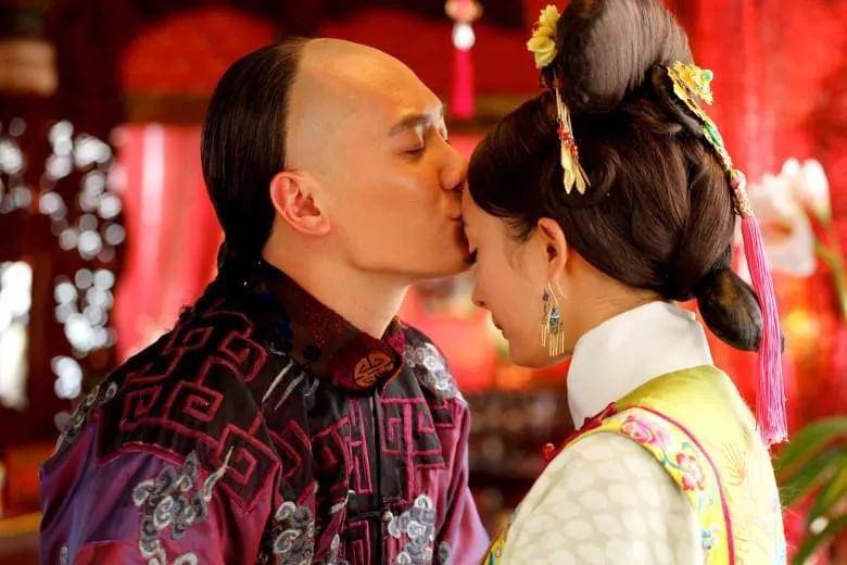 杨幂高中的时候拍戏,被冯绍峰要求加吻戏_合作_宫锁心玉_穿越