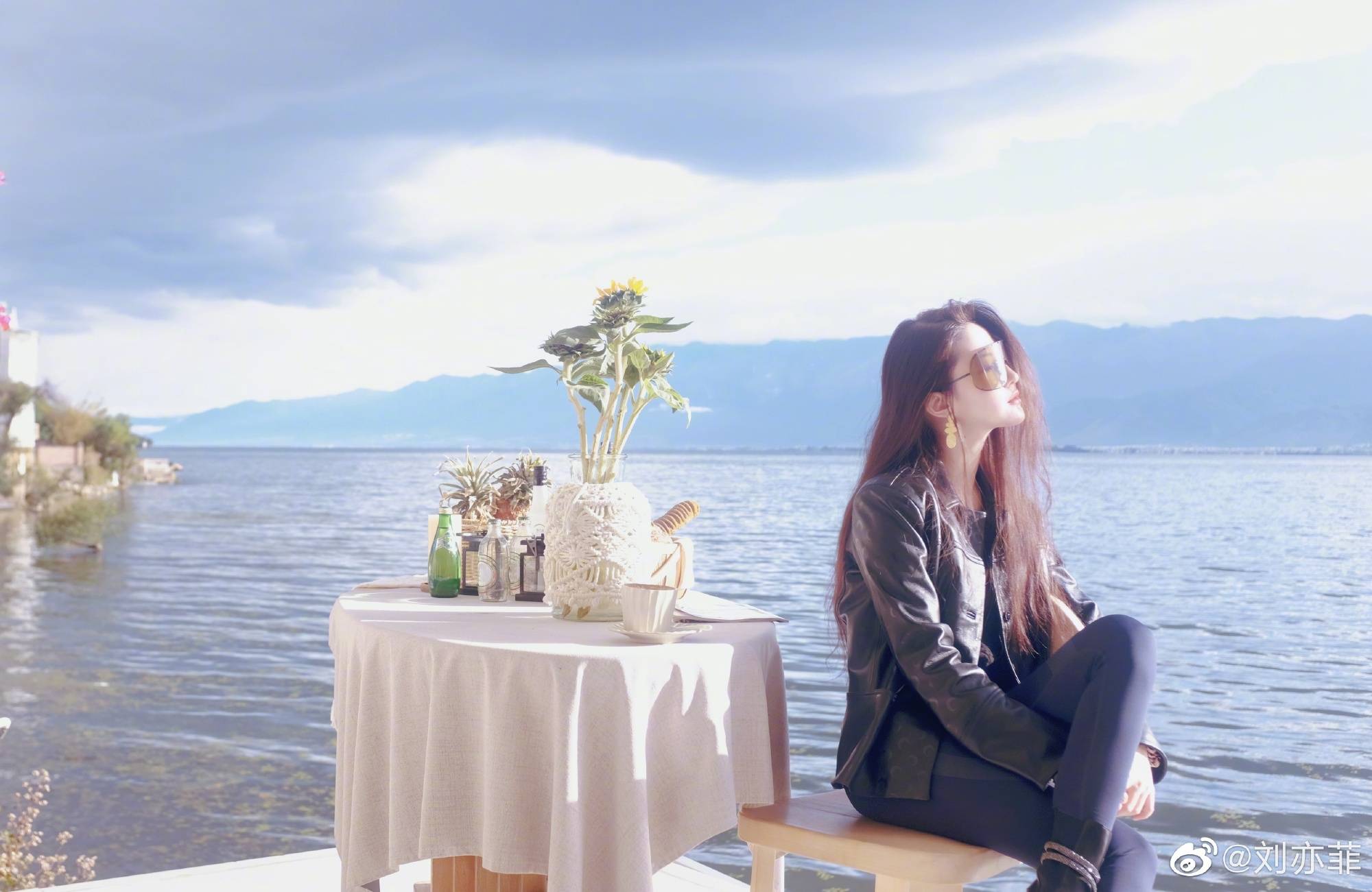 刘亦菲疑似在海边度假,从照片中可以看出海边的景色非常美丽,蓝蓝的