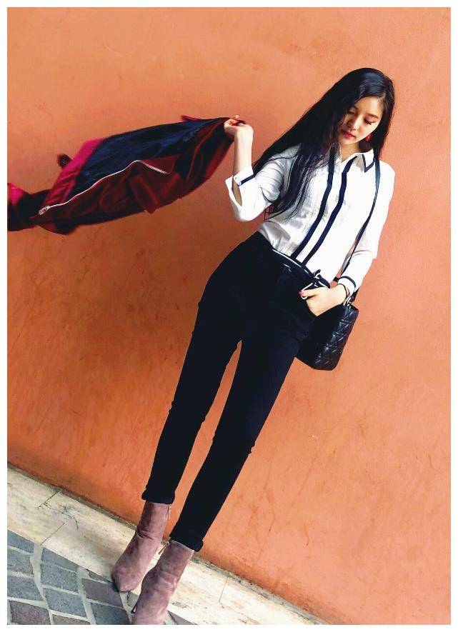 白衬衫 黑短裙,陆翊穿的这一身搭配,好看得瘦成一道闪电了_陆玲_黑色