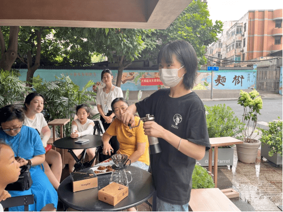 市井老西门 品味新生活 光荣小区社区开展光荣妈妈手冲咖啡体验活动