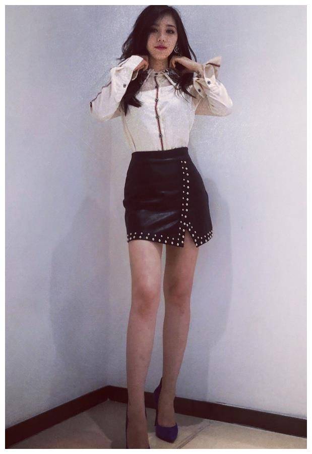 白衬衫 黑短裙,陆翊穿的这一身搭配,好看得瘦成一道闪电了_陆玲_黑色