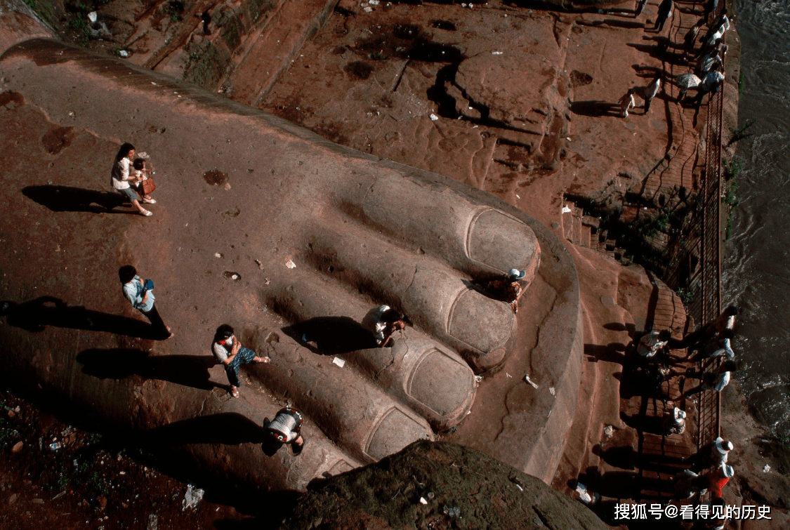 老照片 八十年代的四川乐山大佛 居然不少人爬到了大佛身上