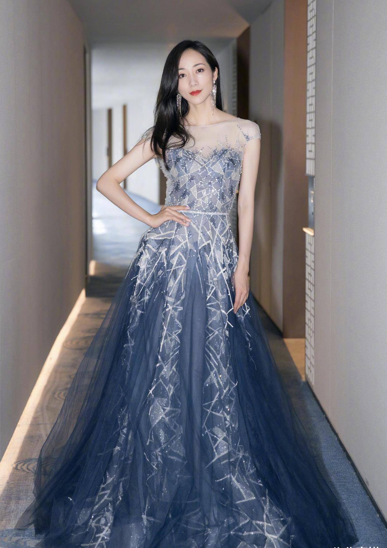 韩雪又美了一袭v领连衣裙唯美浪漫卷发造型尽显女性的优雅高贵