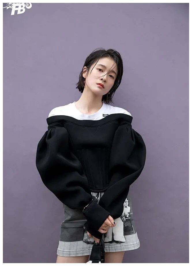 张雪迎短发干练长发随性,无论是短袖还是衬衫,都能穿出高级感_黑色
