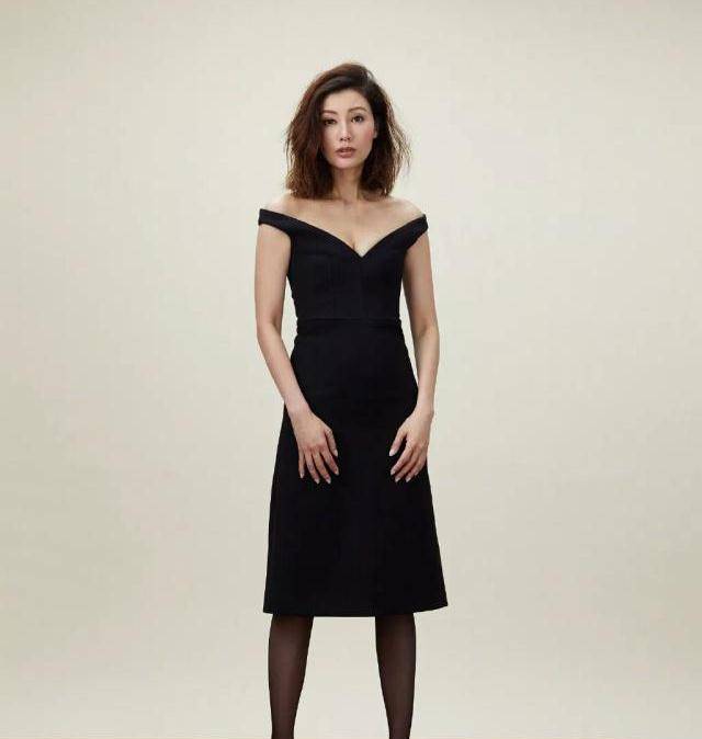 原创51岁李嘉欣也放飞自我只穿衣服西装还故意敞开搭亮片裤太个性