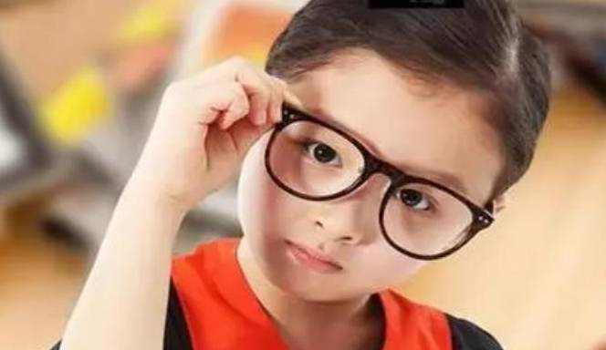 孩子轻度近视，看不清黑板，是戴眼镜好，还是不戴眼镜好?