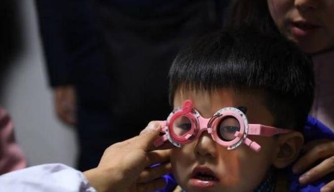 孩子轻度近视，看不清黑板，是戴眼镜好，还是不戴眼镜好?