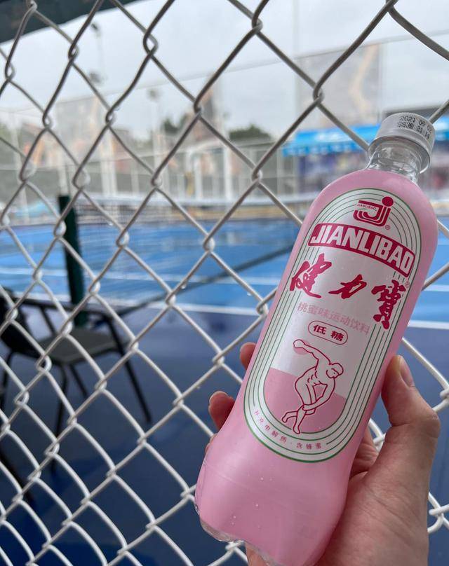 健力宝这款桃蜜味饮料把夏日的甜蜜和清凉一股脑咕嘟了