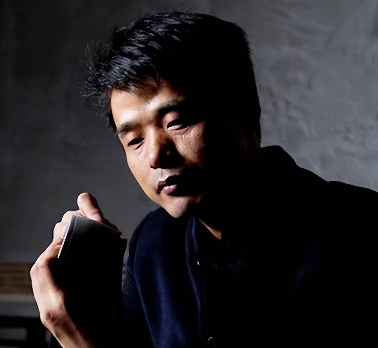 苏州阳澄湖来往不断的船只掀起激浪 留下最细密的沉泥 于是 中平 砖雕 蟋蟀