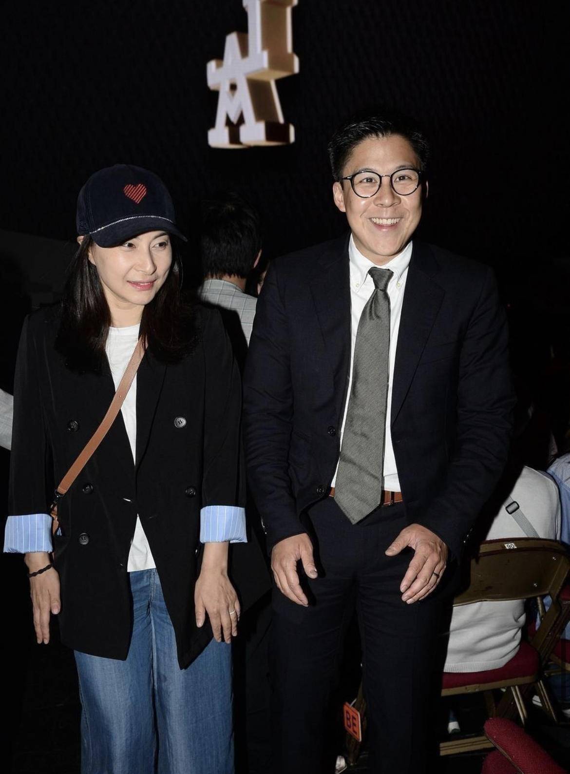 郭晶晶拿出真本领,同框徐子淇,白色抹胸裙配华丽珠宝,气质惊艳_连衣裙