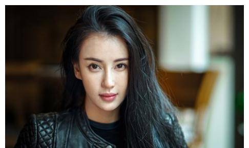 普通瑜伽老师出演成龙电影一炮而红一节课米乐M6 M6米乐10万天价被人疯抢(图1)