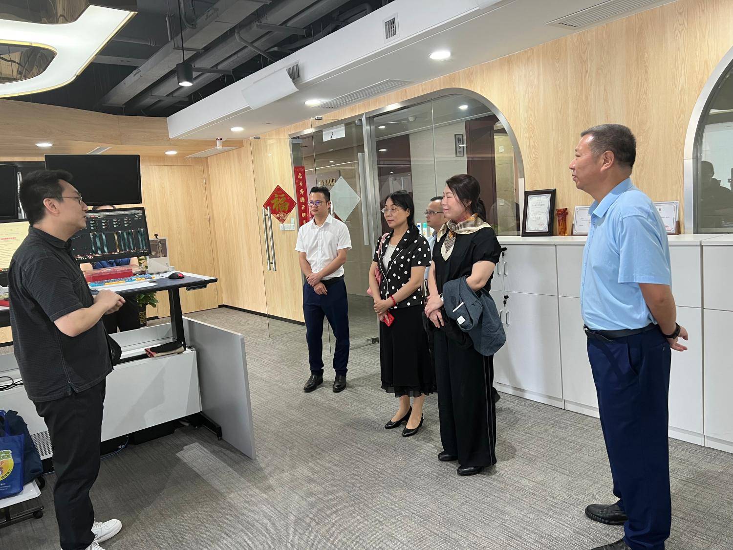 自治区政府发展研究中心调研组到桂林银行调研座谈_乡村_南宁_商娜红