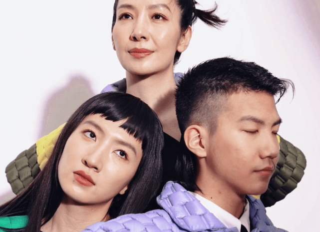 胡军陪家人三亚游玩,13岁康康身材健硕好帅气