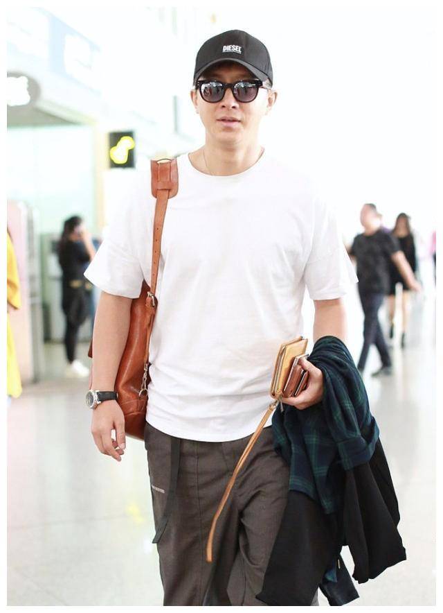 韩庚机场现身走男团风自背大包青春活力但为啥不系鞋带