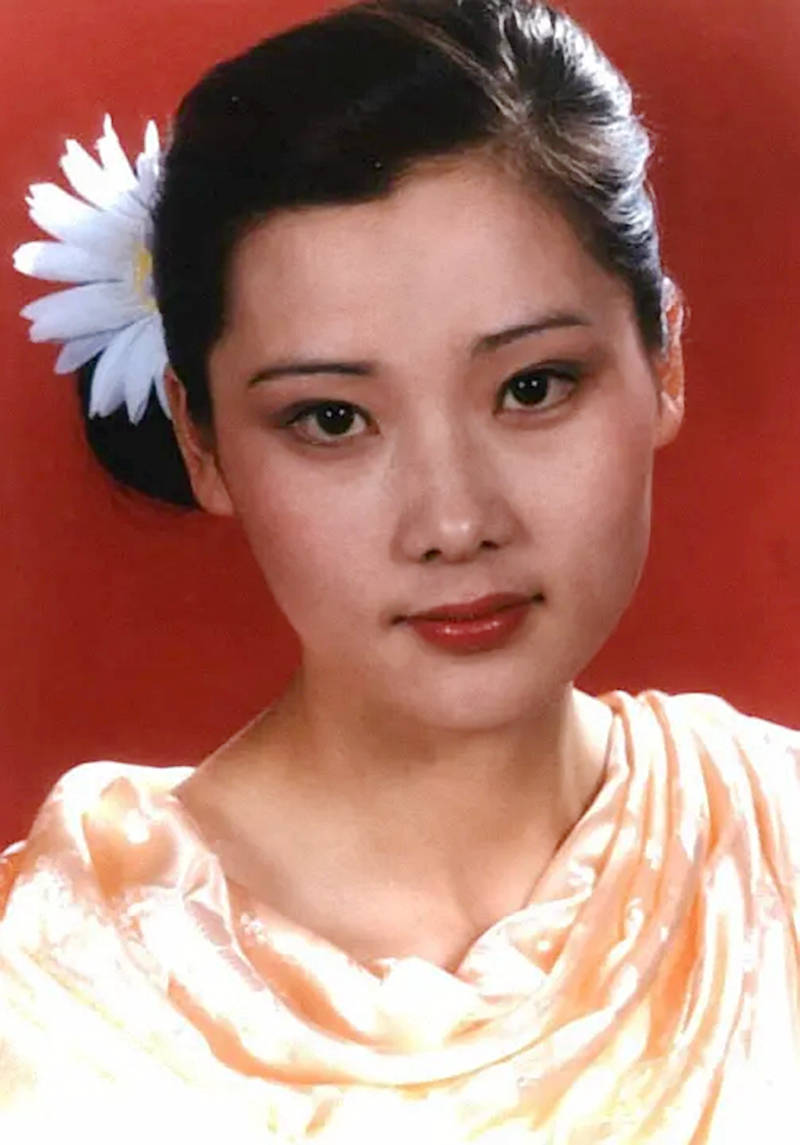 从越剧"五朵金花"到影视"姨太太专业户",她与初恋成一生眷属_何赛飞