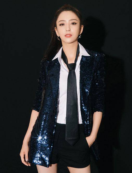 原创佟丽娅舞者造型a感十足黑色短裤秀出美腿亮片西装绚丽又时髦