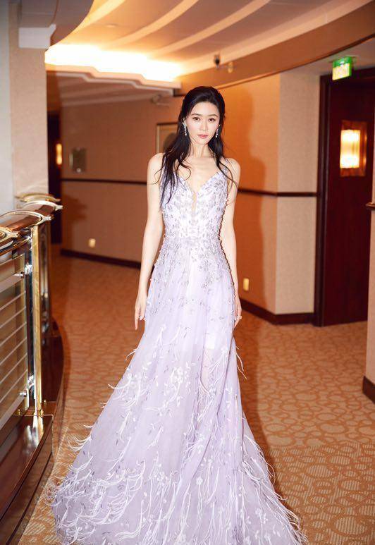 原创田海蓉才是深藏不露深v连衣裙撑好满凹凸感真诱人