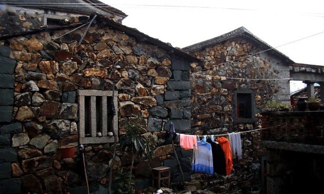 福建这一古村落，藏在泉州市，房屋用风化石搭建，已有百年历史了