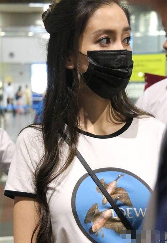 原创鞠婧祎戴特大口罩显脸小杨幂baby戴普通口罩都能遮到眼睛