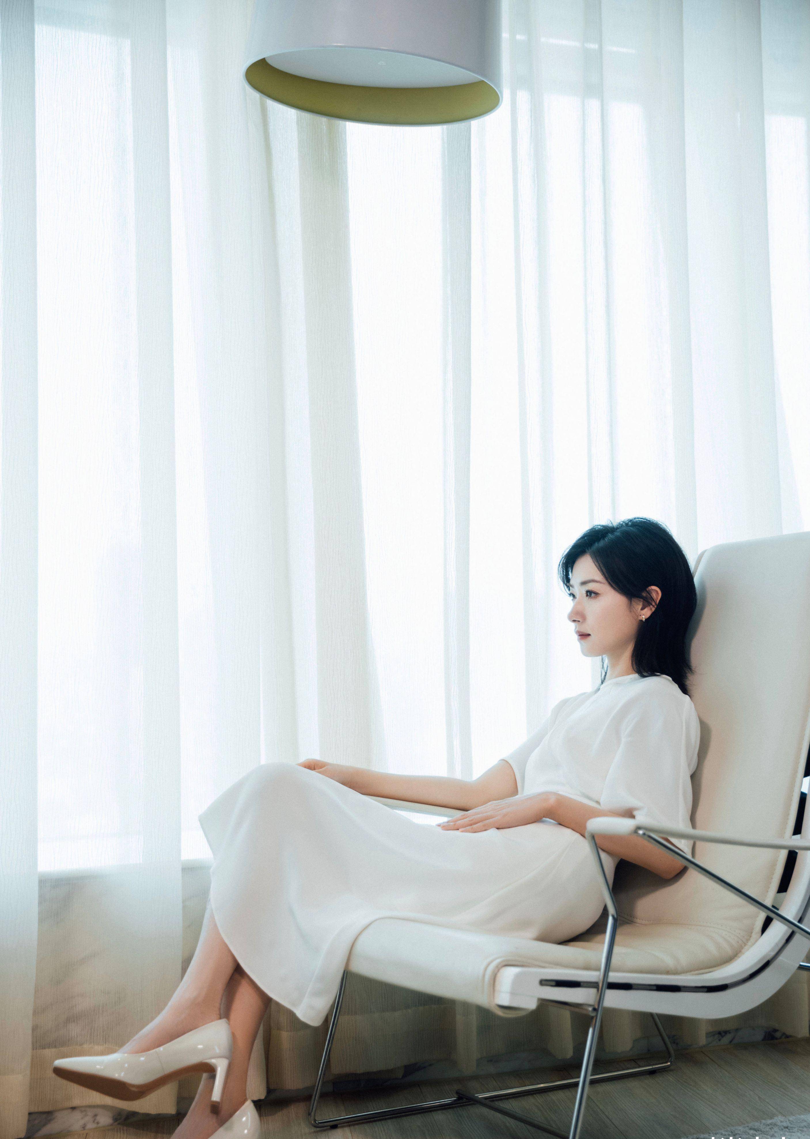 原创万茜室内浴缸大片白色衬衫配黑色西裤干练优雅气场十足