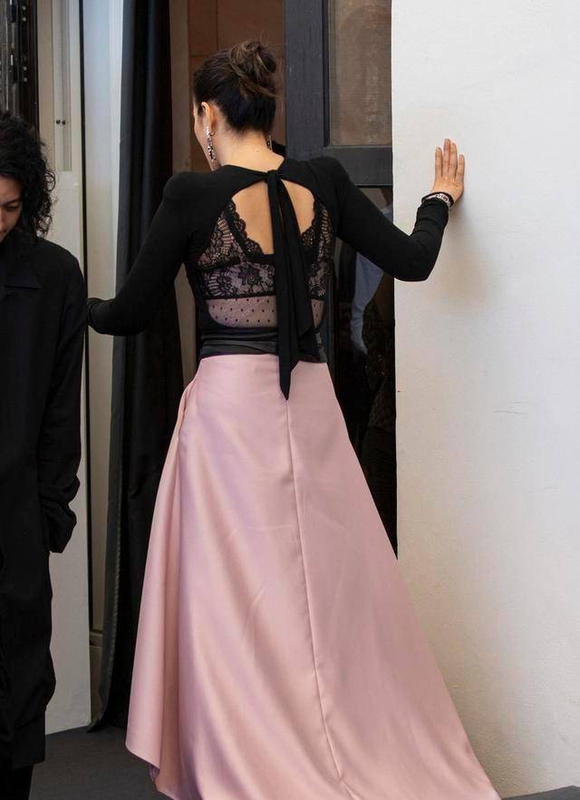 52岁的巩俐真会穿身材微胖还穿紧身衣但是背影让人着迷