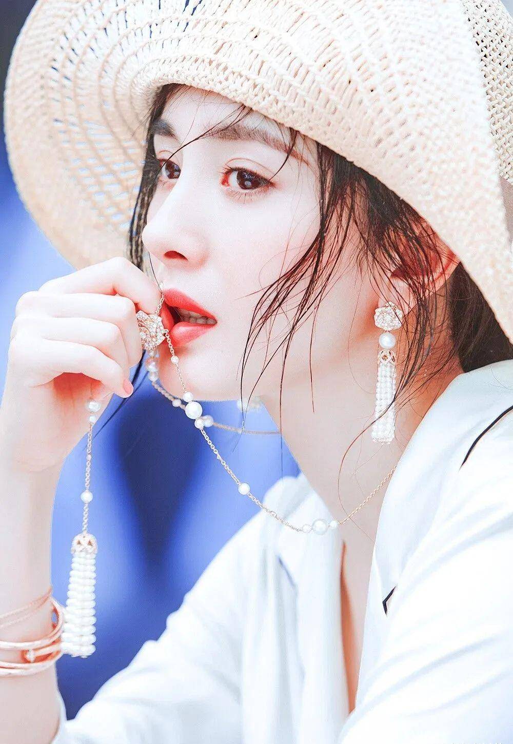 原创小饰品也有大惊喜杨幂宠爱的蜜桃耳环太甜美气质提升一大半