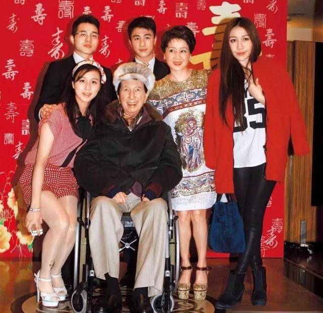 赌王三房力争存在感,神秘豪门老婆背影来助阵_何猷启_太太_儿子