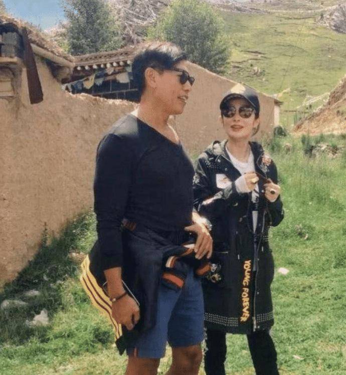 张敏跟曾志伟贴面合影,剪短发瘦出老态,53岁这状态才是真实的!