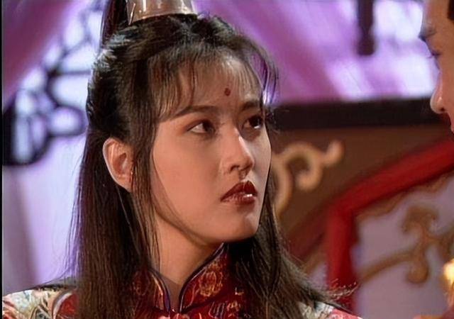 1993年,周海媚接拍了電視劇《倚天屠龍記》,飾演女二號周芷若,這是她